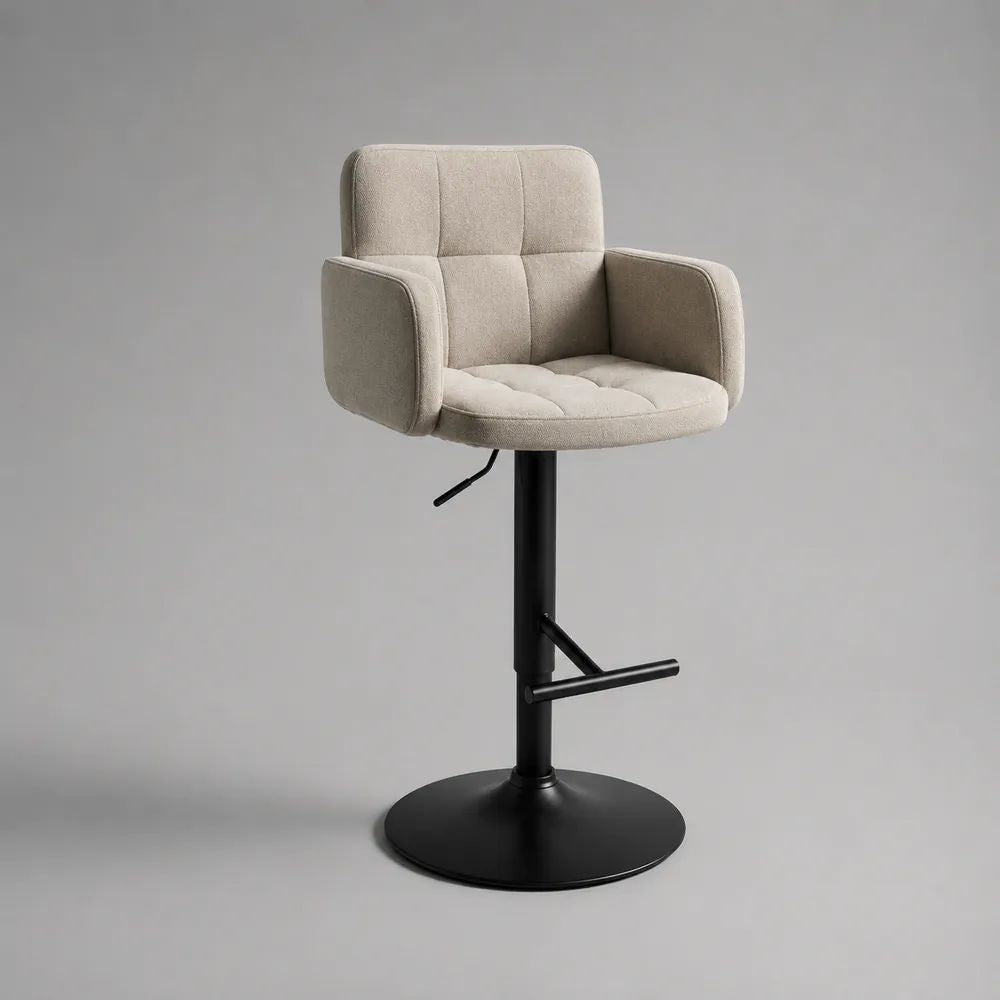 Tabouret de bar réglable et pivotant en tissu beige avec accoudoirs et piètement en acier noir, 55 × 53 × 89–110 cm