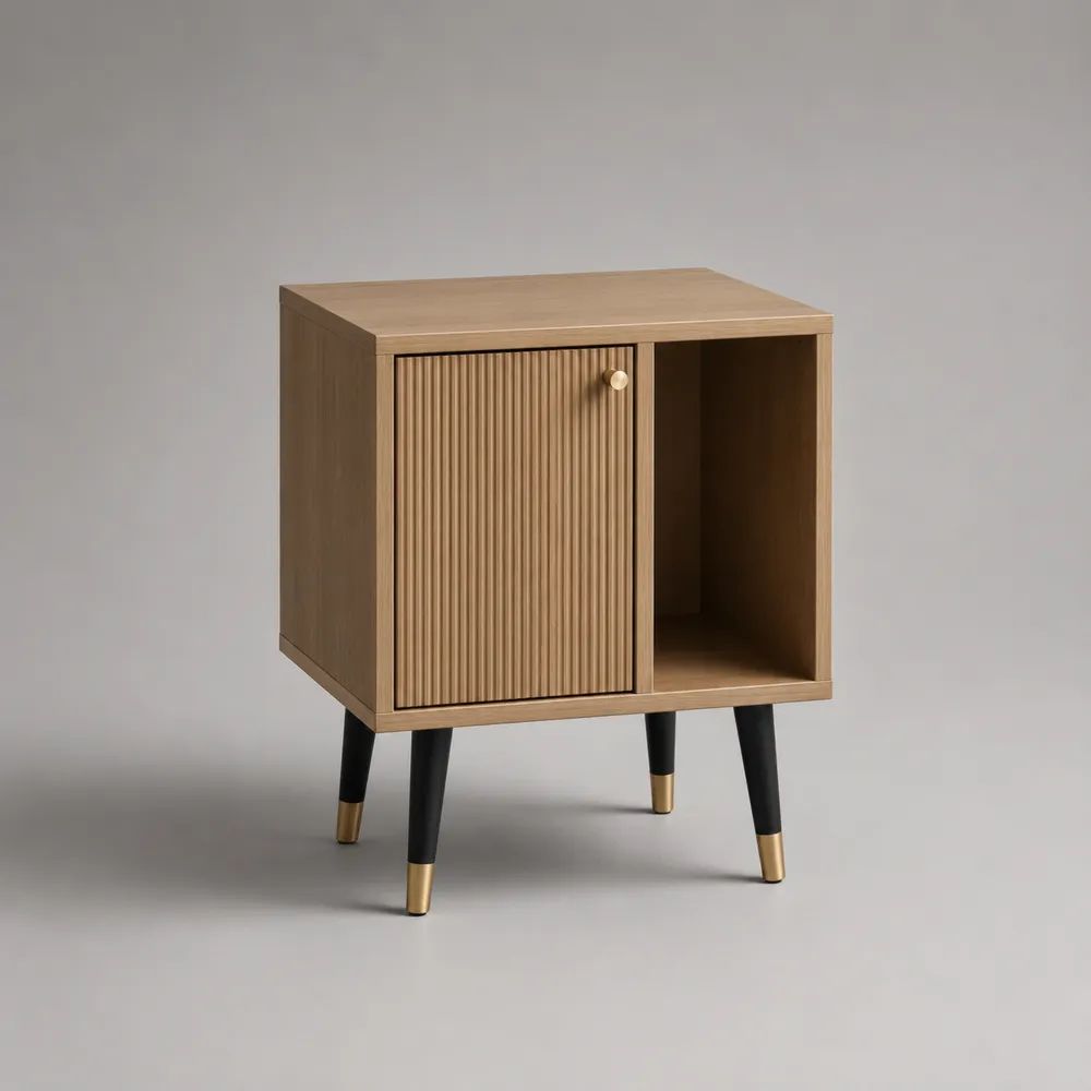 Table de chevet rectangulaire en MDF et métal avec porte cannelée et niche ouverte, brun effet chêne, noir et doré, 50 × 35 × 60 cm