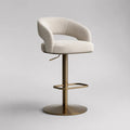 Tabouret de bar pivotant et réglable en tissu bouclette écru et acier effet laiton avec dossier arrondi, 56 × 52 × 88-108 cm