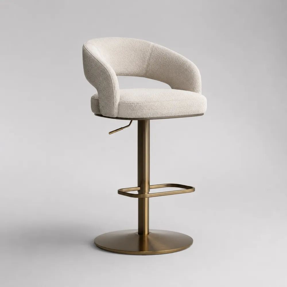 Tabouret de bar pivotant et réglable en tissu bouclette écru et acier effet laiton avec dossier arrondi, 56 × 52 × 88-108 cm