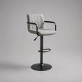 Tabouret de bar réglable et pivotant en velours polyester gris avec accoudoirs et piètement en acier noir, 52 × 53 × 89–110 cm